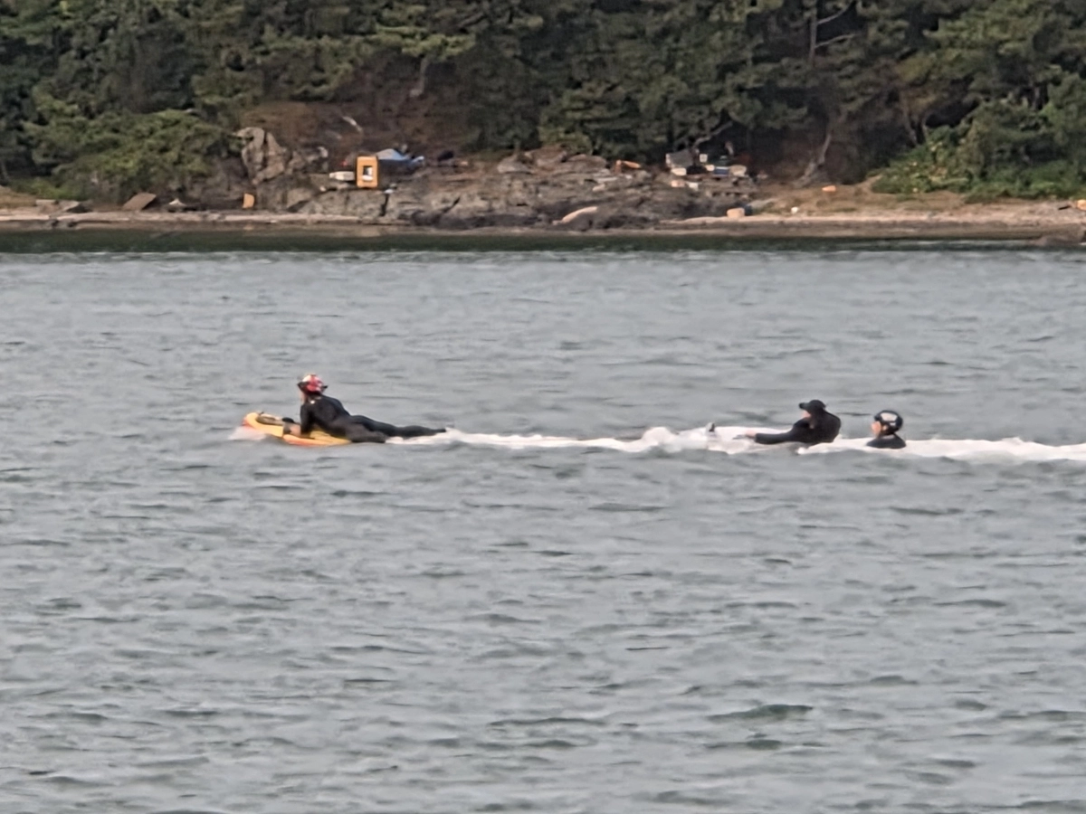 부산해경이 지난 10일 오후 다대포 해수욕장 해상에서 고무보트를 타고 표류하던 A군을 동력구조보드를 이용해 구조하고 있다. 부산해경 제공