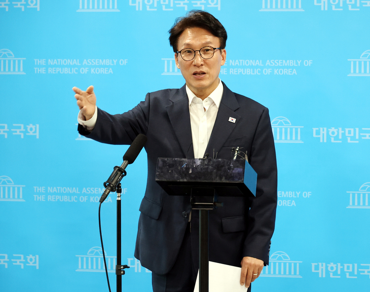 김민석 더불어민주당 당대표 후보가 10일 국회 소통관에서 당 대표 당선 시 내년 서울시장 재선거와 강릉 국회의원 보궐선거 결과로 대표직 재신임을 받겠다는 승부수를 던지고 있다. 2026.8.10 안주영 전문기자
