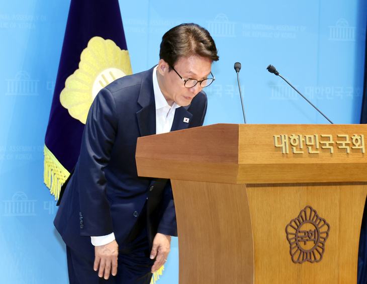 김민석 더불어민주당 당대표 후보가 10일 국회 소통관에서 기자회견을 한 뒤 청중과 시청자를 향해 인사하고 있다. 2026.8.10 안주영 전문기자
