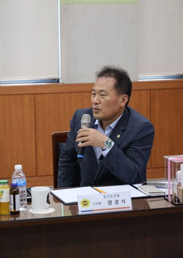 ▲ 10일 송탄소방서를 방문한 양경석 위원장이 현장 대원들의 노고에 감사의 뜻을 전하고 있다. (사진=경기도의회)
