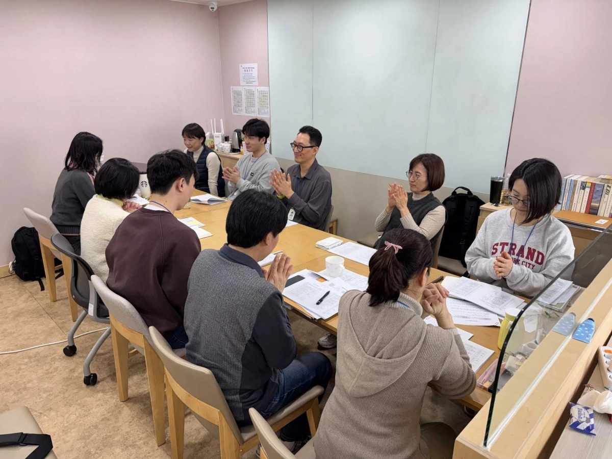 성동종합사회복지관에서 한양사이버대 사회복지학과 실습생과 실습슈퍼바이저가 함께 실습평가회를 집단수퍼비전(집단 지도)으로 진행하고 있다. 한양사이버대 제공