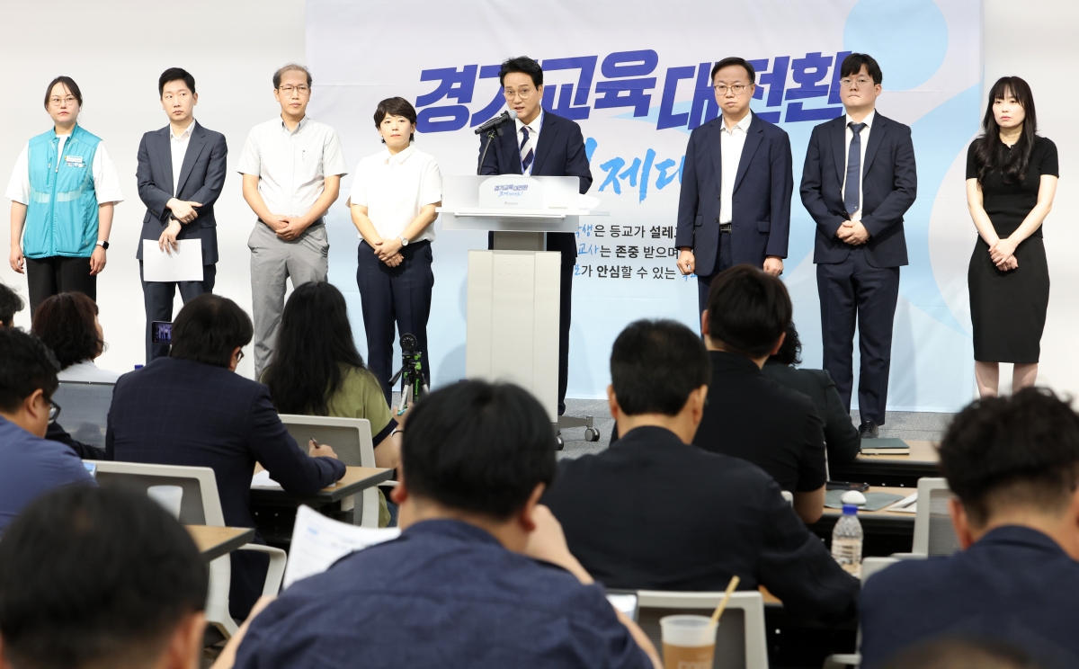 안민석 경기도교육감이 10일 오전 도교육청 남부청사에서 교권보호전담관 최종선발과 관련한 기자회견을 하고 있다. (왼쪽부터) 전국교직원노동조합 경기지부 사무처장 고은선, 변호사 김규현, 경기도교원단체총연합회 부회장 함성식, 변호사 문나연, 변호사 박현석, 변호사 안민석, 경기교사노동조합 위원장 채유경. 경기도교육청 제공