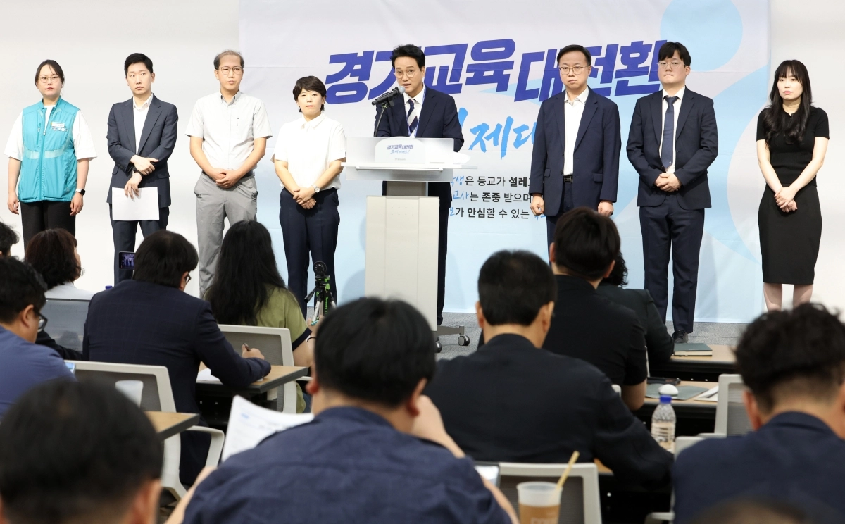 안민석 경기도교육감이 10일 오전 도교육청 남부청사에서 교권보호전담관 최종선발과 관련한 기자회견을 하고 있다. (왼쪽부터) 전국교직원노동조합 경기지부 사무처장 고은선, 변호사 김규현, 경기도교원단체총연합회 부회장 함성식, 변호사 문나연, 변호사 박현석, 변호사 안민석, 경기교사노동조합 위원장 채유경. 경기도교육청 제공