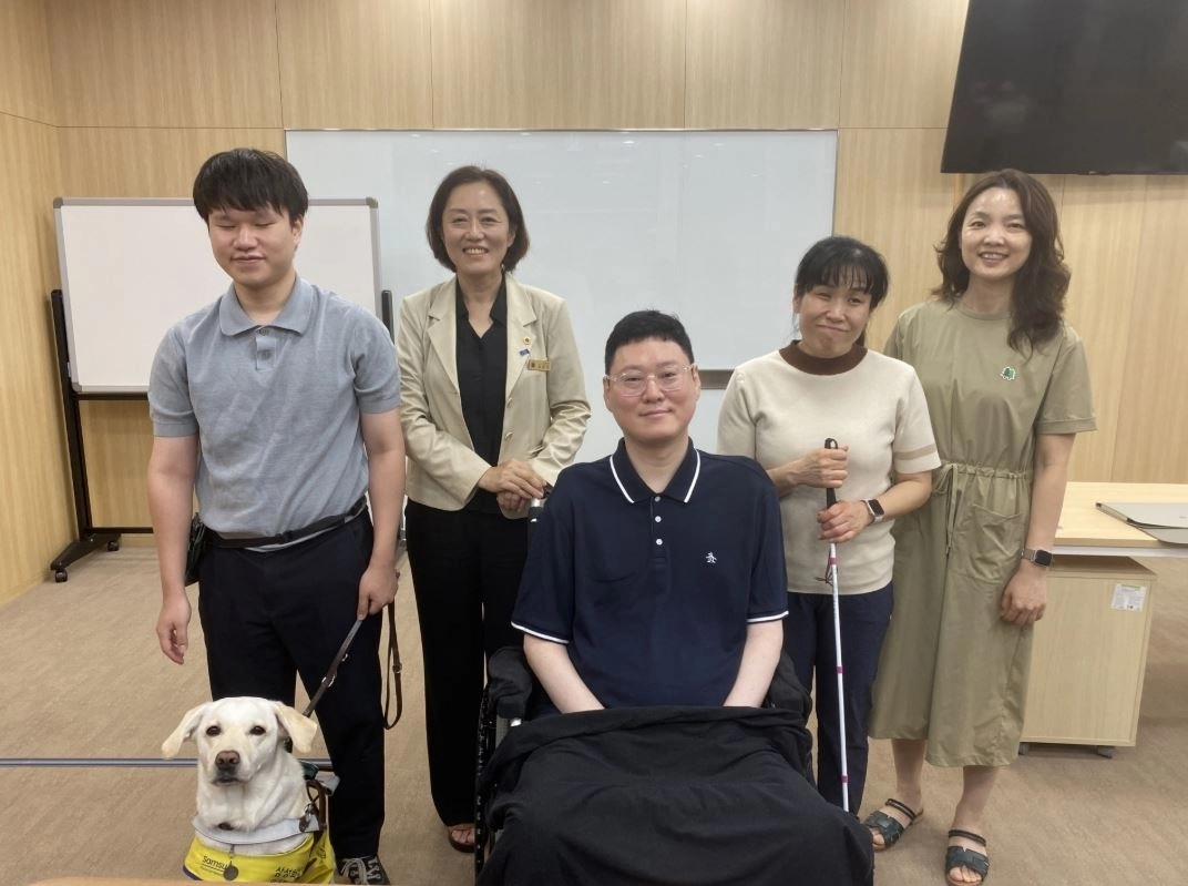 ▲ 지난 6일 경기도의회 비교섭단체회의실에서 ‘함께하는장애인교원노동조합’ 정담회에서 차유미 의원을 비롯한 참석자들이 기념촬영을 하고 있다. (사진=경기도의회)