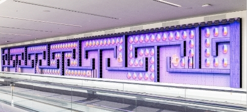 인천국제공항 제2여객터미널 키네틱 LED에서 상영 중인 ‘한-입만, K-팩맨’ 콘텐츠의 한 장면 (㈜이지위드 제공)