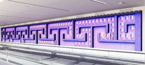 인천국제공항 제2여객터미널 키네틱 LED에서 상영 중인 ‘한-입만, K-팩맨’ 콘텐츠의 한 장면 (㈜이지위드 제공)