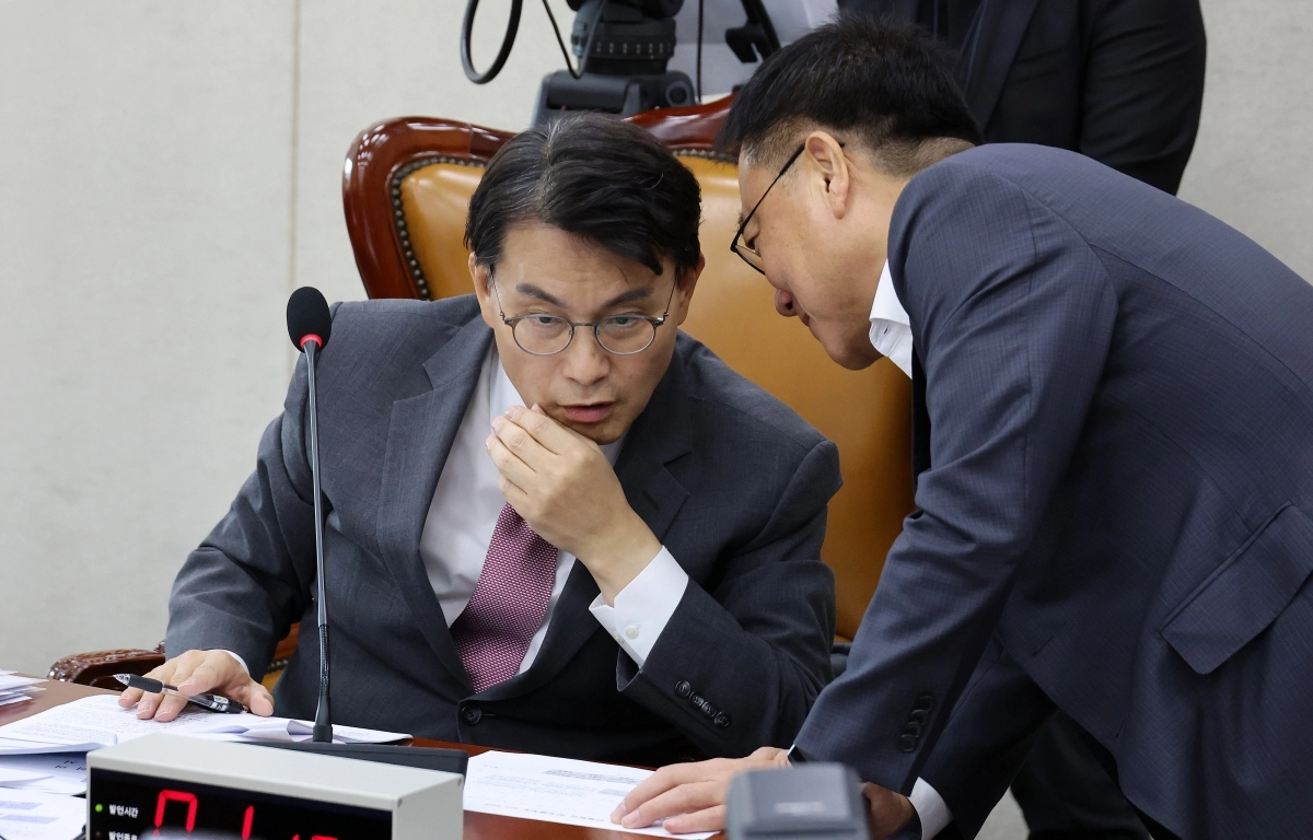 선관위 국조특위, 대화하는 위원장과 야당 간사