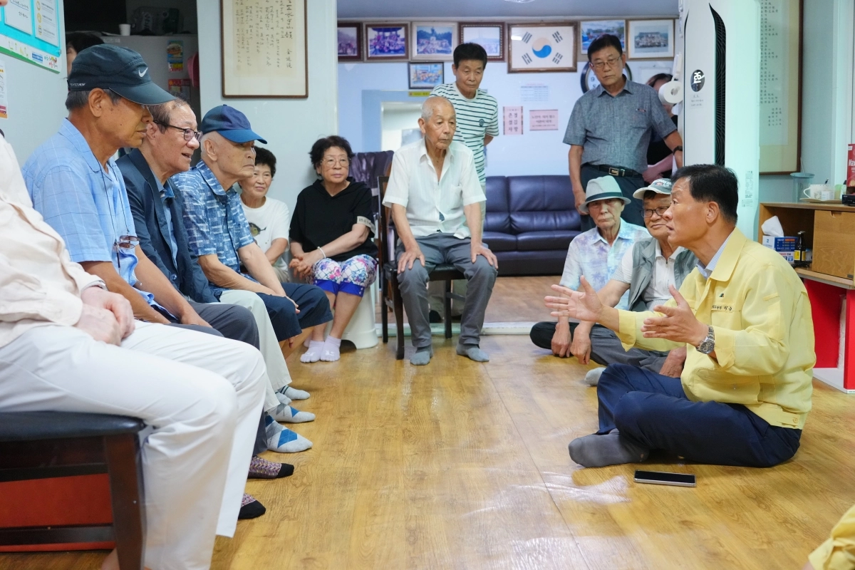 이승로(오른쪽) 성북구청장이 폭염이 한창이던 지난 4일 정릉4동 경로당 무더위쉼터에서  주민들과 대화하고 있다. 성북구 제공