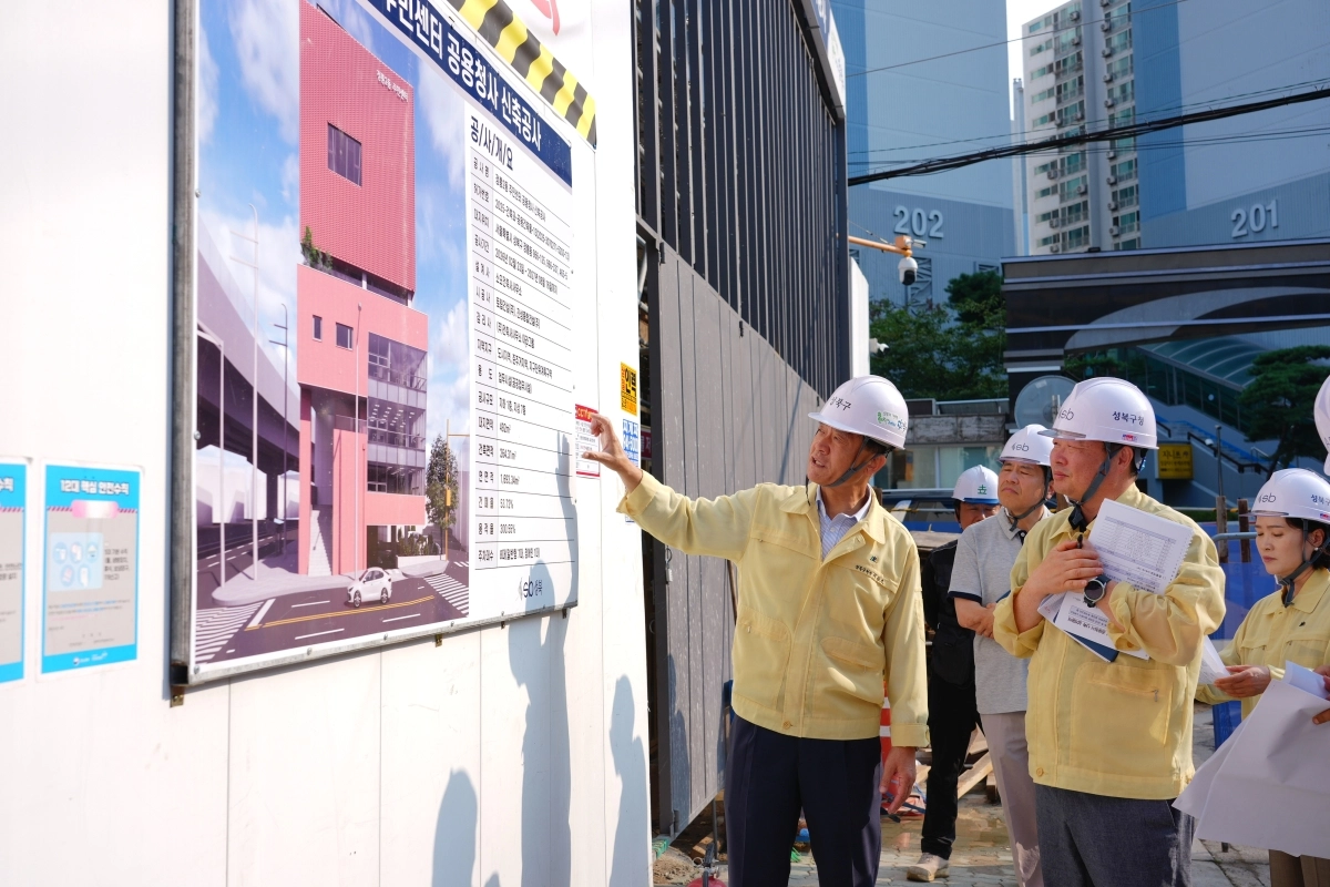 이승로(왼쪽 첫 번째) 성북구청장이 지난 4일 정릉2동 공용 청사 신축공사 현장에서 공사 진행 상황과 폭염 대비 작업자 안전관리 수칙 등을 확인하고 있다. 성북구 제공