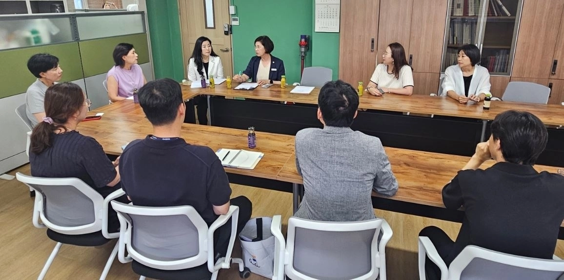 ▲ 10일 군포시 경기도의회 지역상담소에서 군포시 건설과·교통행정과, 경기도군포의왕교육지원청 교육과 관계자들과 간담회를 갖은 김미숙 의원(사진=경기도의회)