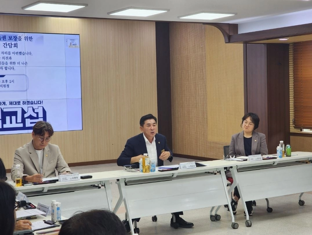 ▲ 10일 용인교육지원청에서 특수교육 대상학생의 교육권 보장을 위한 학부모·교육청 간담회를 개최한 엄교섭 의원(사진=경기도의회)