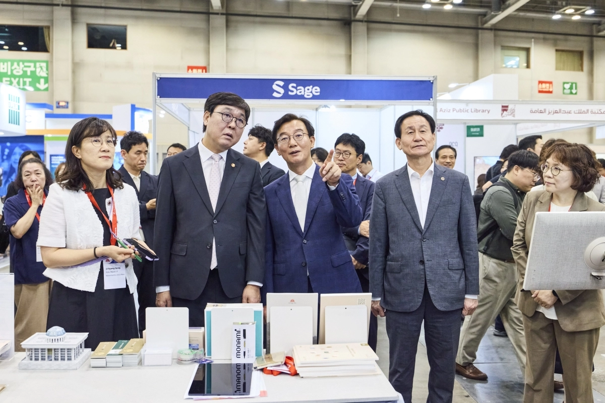 ▲ 최휘영 문화체육관광부 장관, 전재수 부산광역시장을 비롯한 주요 내빈들이 전시장 부스를 둘러보고 있다. (사진제공=2026 부산 WLIC 국가위원회)