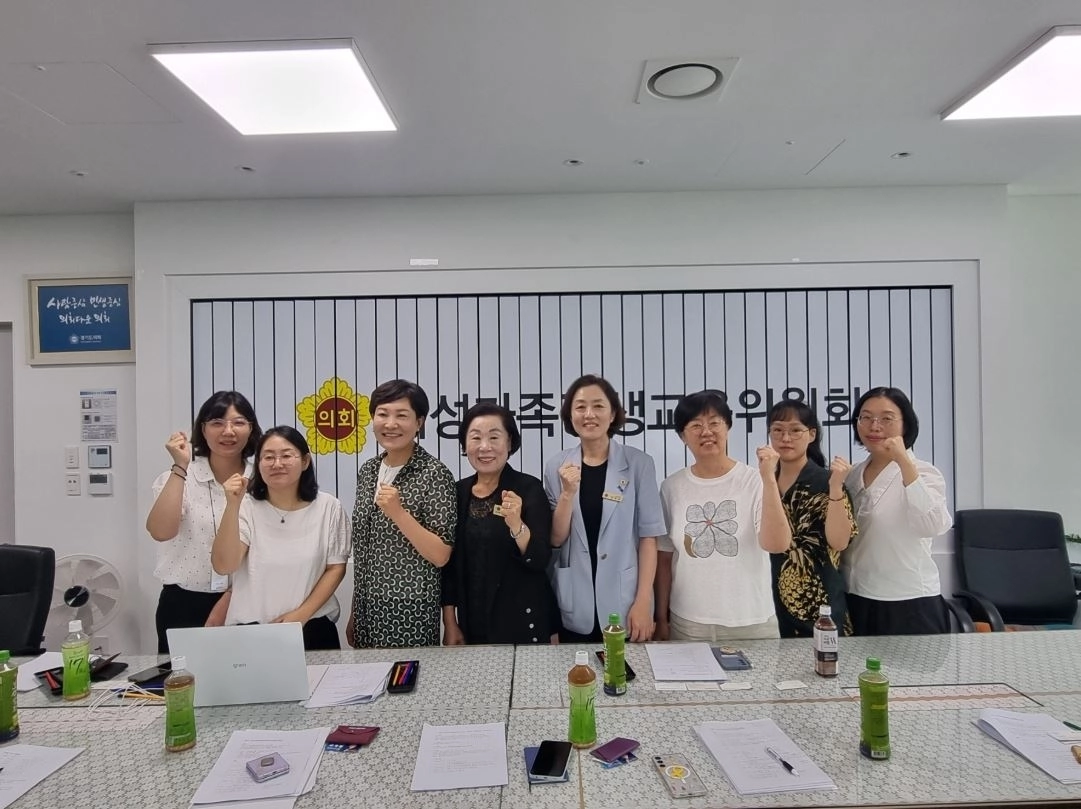 ▲ 10일 경기여성정책네트워크 관계자들과 만나 오는 9월 제5기 출범을 위한 준비사항과 향후 운영 방향을 논의한 금종례 의원(사진=경기도의회)