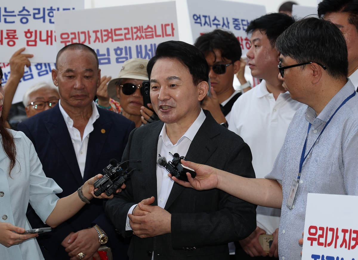 원희룡 전 국토교통부 장관이 6일 오전 경기도 과천시 2차 종합특검 사무실로 직권남용권리행사방해 혐의 관련 피의자 조사를 받기 위해 출석하며 취재진 질문에 답하고 있다.뉴시스