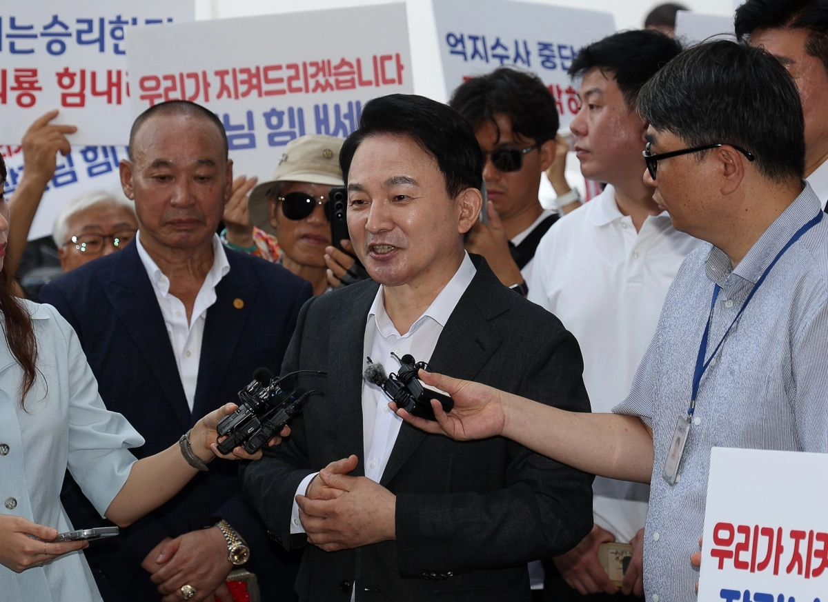 원희룡 전 국토교통부 장관이 6일 오전 경기도 과천시 2차 종합특검 사무실로 직권남용권리행사방해 혐의 관련 피의자 조사를 받기 위해 출석하며 취재진 질문에 답하고 있다.뉴시스