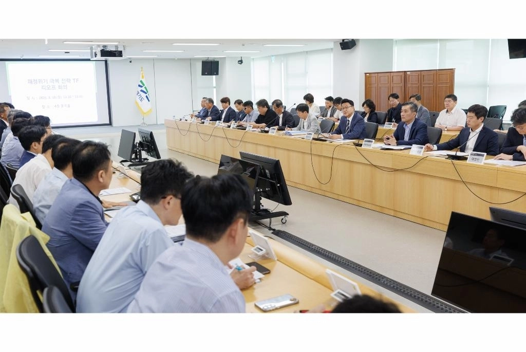 주형철 경기도 경제부지사가 10일 도청 율곡홀에서 열린 재정위기 극복 전략 TF 킥오프 회의를 주재하고 있다. 경기도 제공