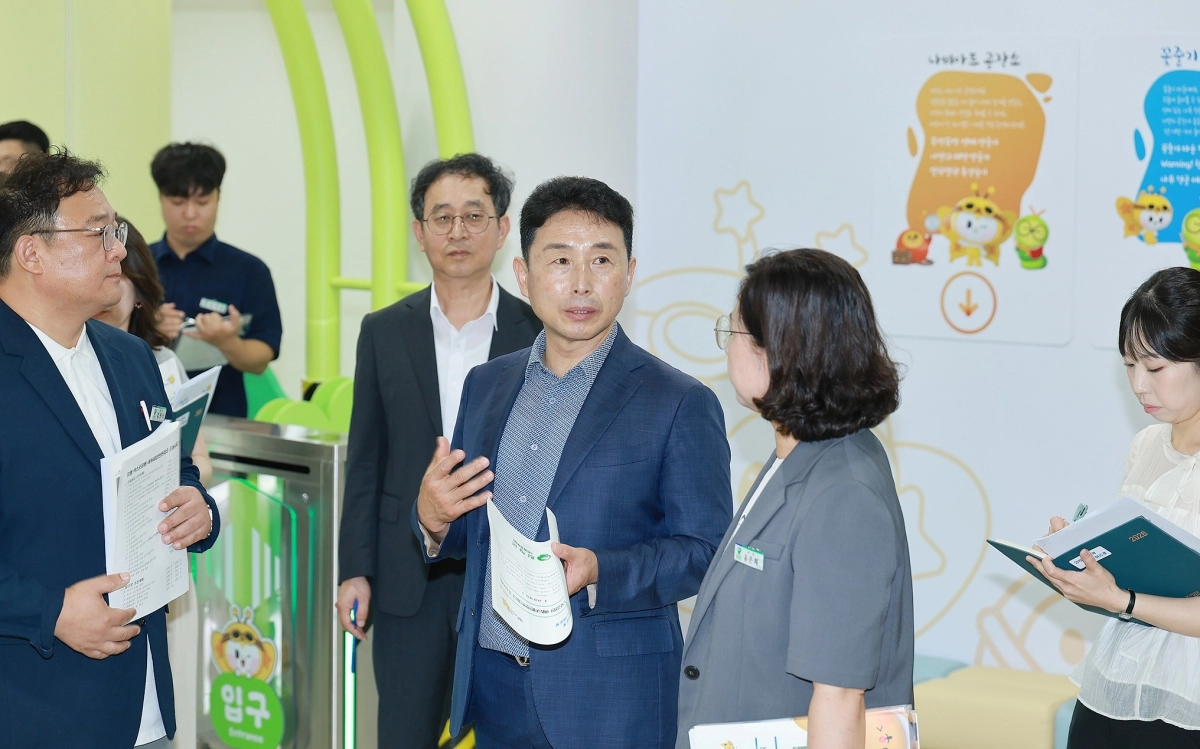 함평군이 10일 엑스포공원 에듀테인먼트파크(나빛파크) 현장을 방문해 안전 점검을 하고 있다.