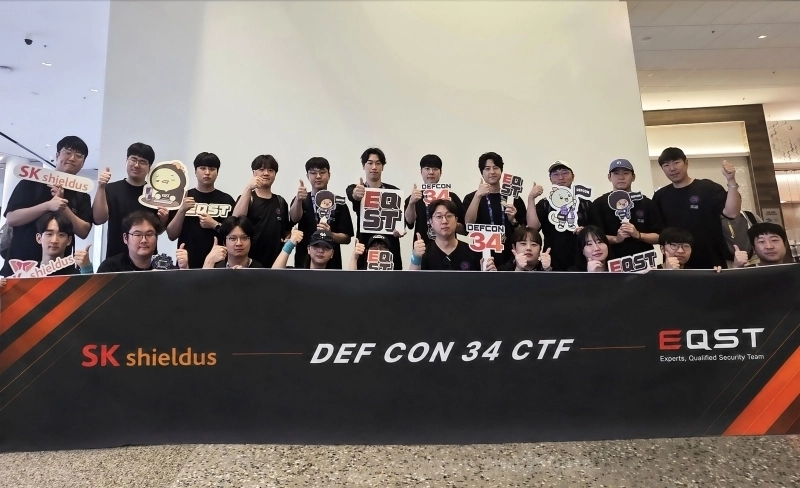데프콘(DEFCON 34)에 참가한 SK쉴더스의 화이트해커그룹 EQST(이큐스트) 구성원들이 기념촬영을 하고 있다 (사진 제공=SK쉴더스)