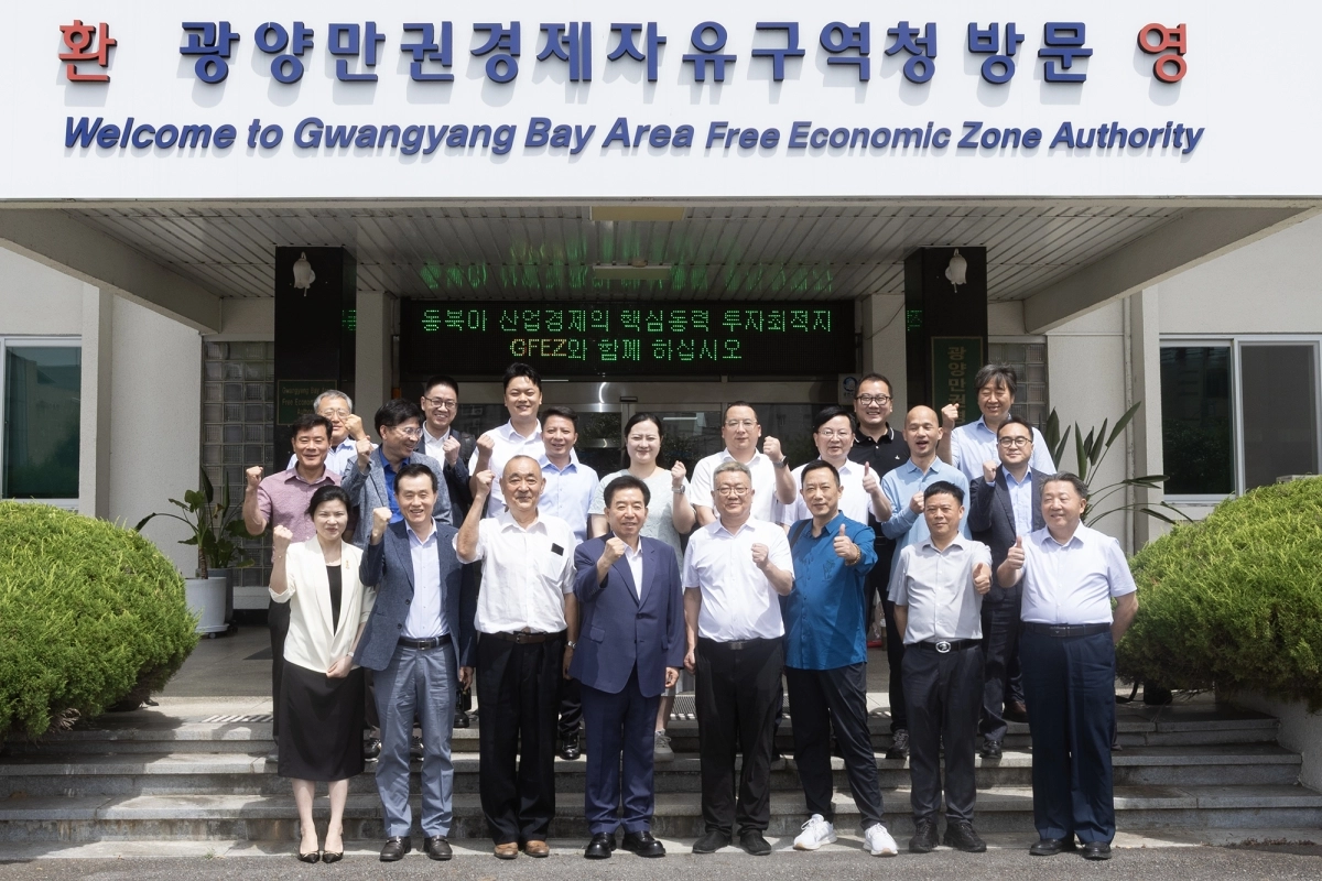 구충곤( 앞줄 가운데 왼쪽) 광양경자청장과 다이젠화((앞줄 가운데 오른쪽) 당서기를 비롯해 중국 안후이성과학자기업가협회 시찰단이 광양경자청장에서 기념 촬영을 하고 있다.