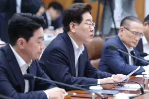 李 지지율, 처음으로 與 지지율 밑으로… 내부서도 “현 상황 엄중하게 생각해야”