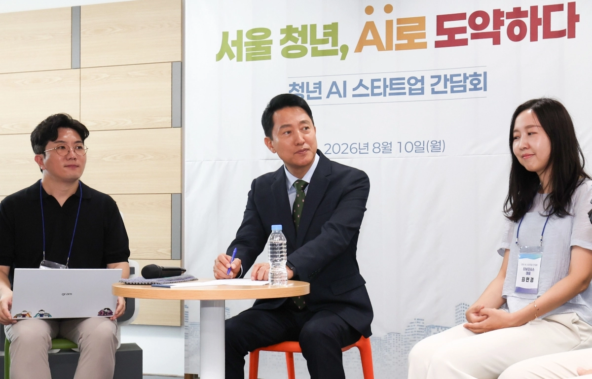 오세훈(가운데) 서울시장이 10일 서울 마포구 서울창업허브 공덕에서 열린 청년 AI 스타트업 간담회에서 관계자들과 이야기를 나누고 있다. 뉴스1