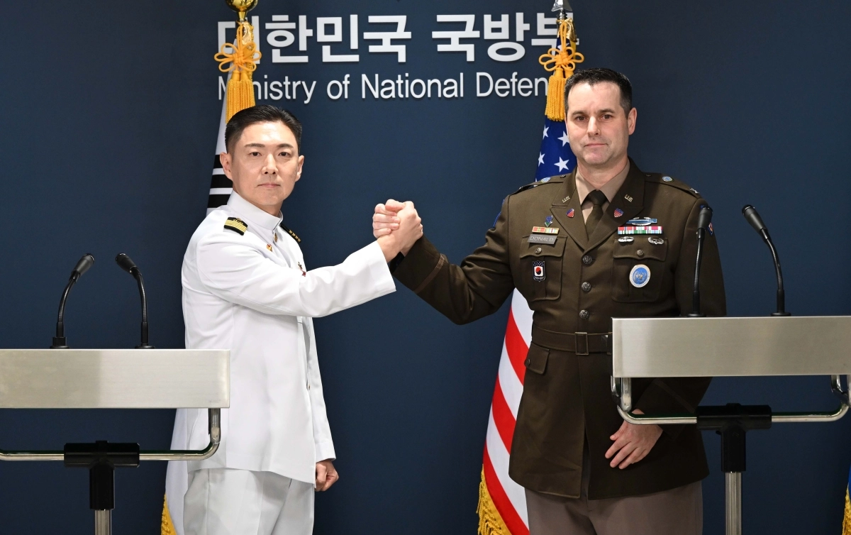 악수하는 장도영 합참 공보실장-라이언 도날드 주한미군사 공보실장