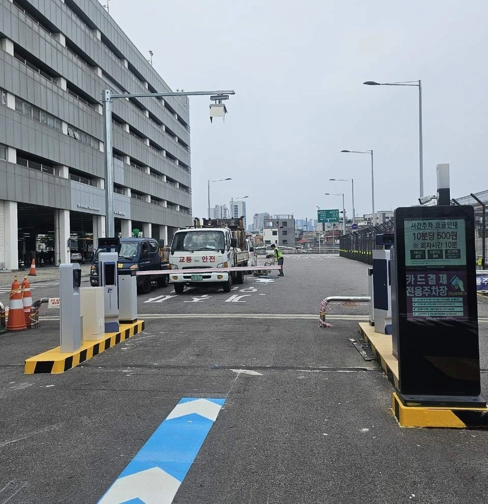 동대문구 청량리민자역사 주차장에 설치된 ‘하이패스 결제’ 시스템. 동대문구 제공