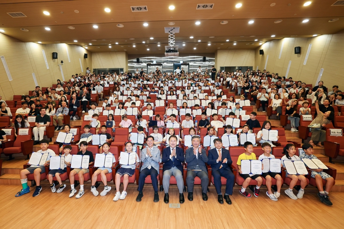 최동민(가운데) 동대문구청장이 지난 8일 한국외대에서 열린 ‘2026학년도 여름방학 영어체험교실’ 수료식을 찾아 기념 사진을 찍고 있다. 동대문구 제공