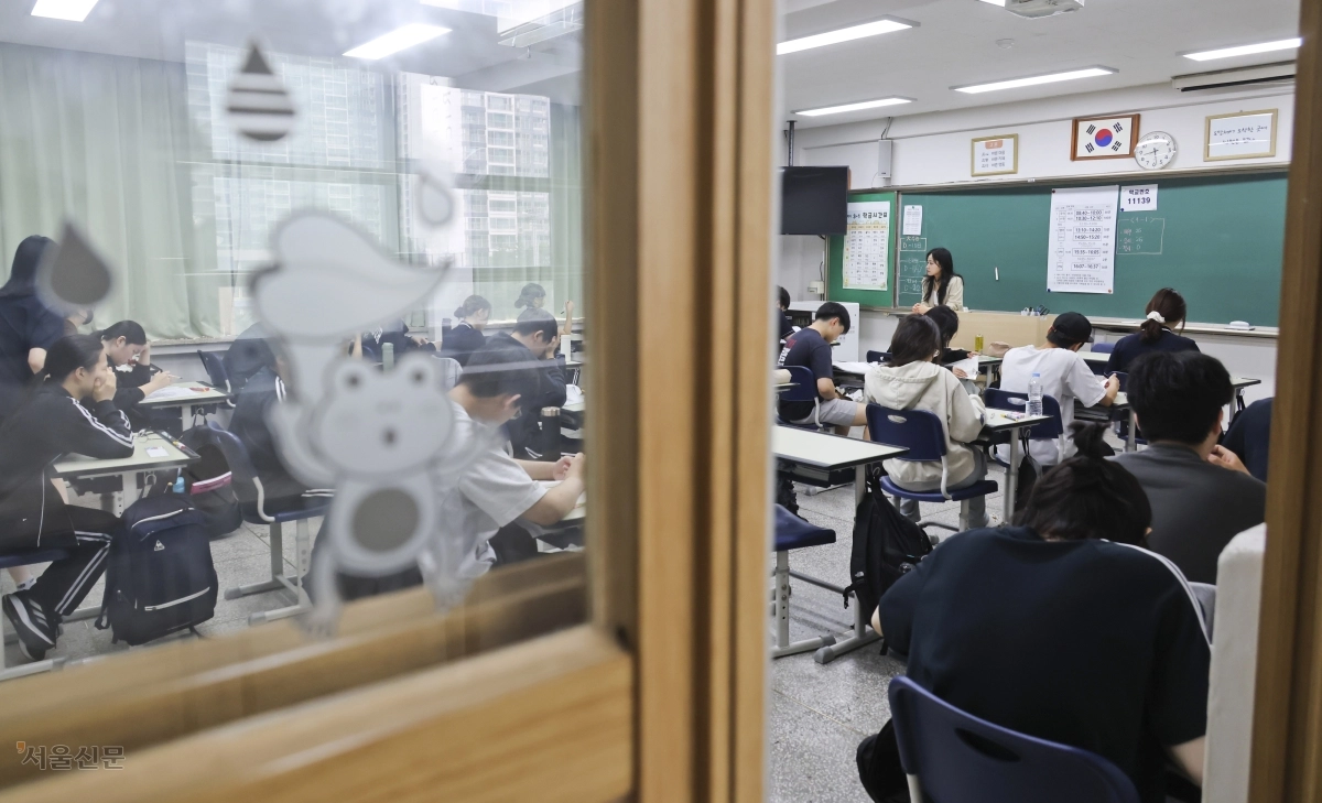 2027학년도 대학수학능력시험 6월 모의평가 시행일인 4일 오전 송파구 잠신고등학교에서  학생들이 시험 준비를 하고 있다. 2026.6.4. 사진공동취재단