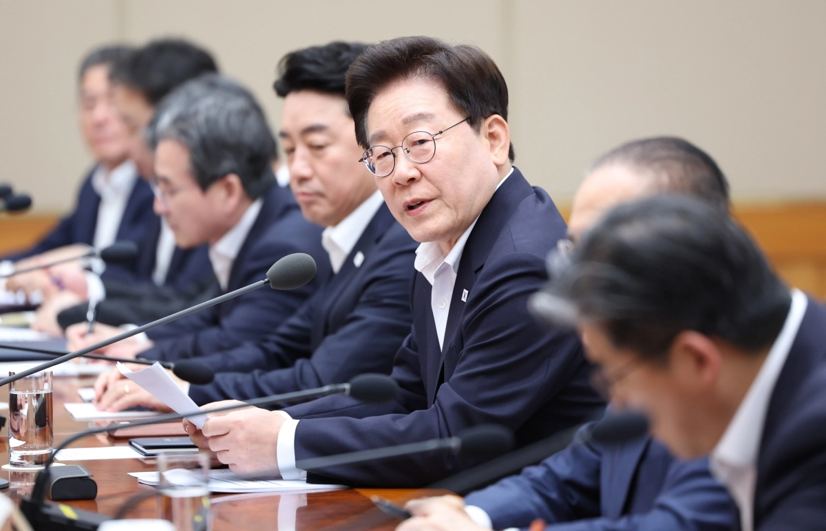 이재명 대통령이 10일 청와대에서 주재한 ‘메가프로젝트 2차 민관합동 점검회의’에서 발언하고 있다. 왼쪽 세 번째부터 김용범 청와대 정책실장, 강훈식 비서실장, 이 대통령. 뉴스1