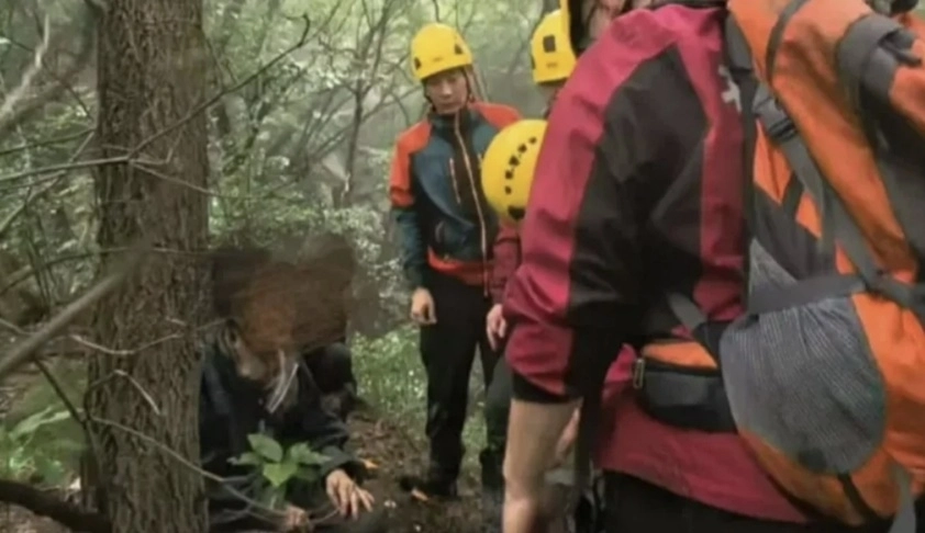 중국의 한 산속에서 약초를 캐던 노인 2명이 길을 잃고 조난된 가운데, 구조대의 목소리를 듣고도 응답하지 않고 피해 다니다가 약 35시간 만에 구조되는 일이 발생했다. SCMP 캡처