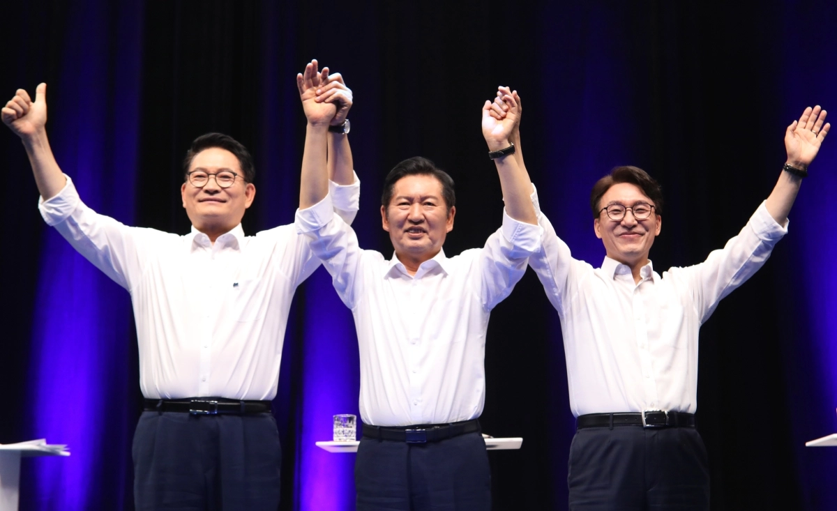 10일 KBC 광주방송에서 열린 더불어민주당 당대표 후보 TV 토론회에서 송영길·정청래·김민석 후보가 기념촬영을 하고 있다. 2026.8.10 전남광주 뉴스1