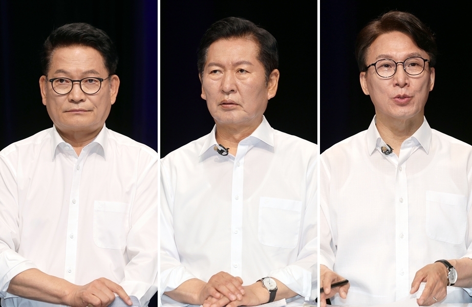 더불어민주당 당 대표 후보들이 10일 오후 전남광주 서구 KBC에서 열린 TV 토론회를 준비하고 있다. 왼쪽부터 송영길, 정청래, 김민석 후보. 2026.8.10. 연합뉴스