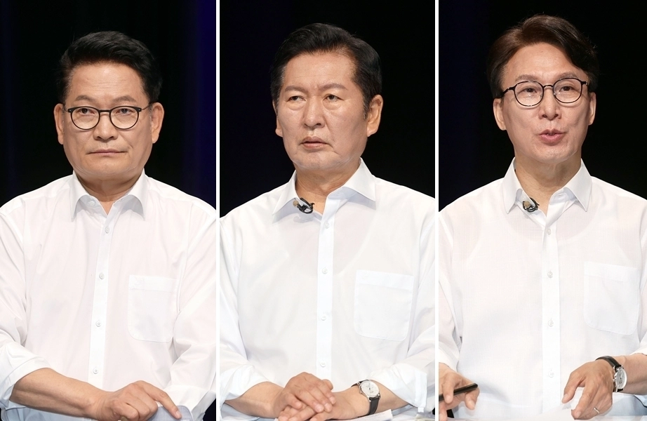 더불어민주당 당 대표 후보들이 10일 오후 전남광주 서구 KBC에서 열린 TV 토론회를 준비하고 있다. 왼쪽부터 송영길, 정청래, 김민석 후보. 2026.8.10. 연합뉴스