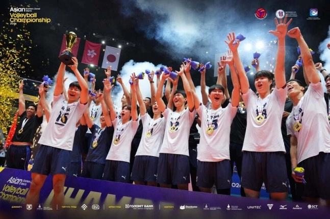 한국 남자배구 대표팀이 9일 몽골 울란바타르 AVA 아레나에서 열린 2026 동아시아남자선수권대회 결승전에서 우승한 뒤 트로피를 들고 기뻐하고 있다. 몽골배구협회 제공