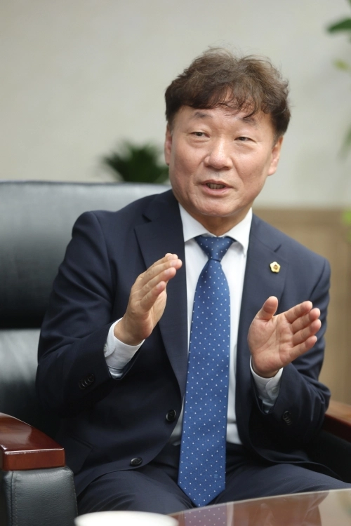 남종섭 경기도의회 의장이 10일 서울신문과의 인터뷰에서 재정난 해결과 관련해 지방의회법 제정의 필요성을 설명하고 있다. 경기도의회 제공