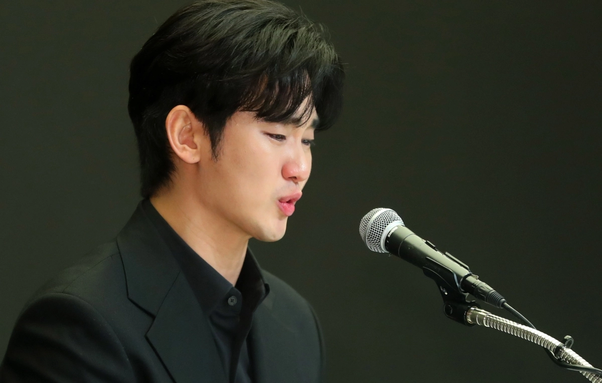 배우 김수현이 지난해 5월 31일 오후 서울 마포구 스탠포드호텔에서 기자회견을 열고 자신을 둘러싼 의혹에 대해 입장을 밝히고 있다. 2025.03.31. 뉴시스