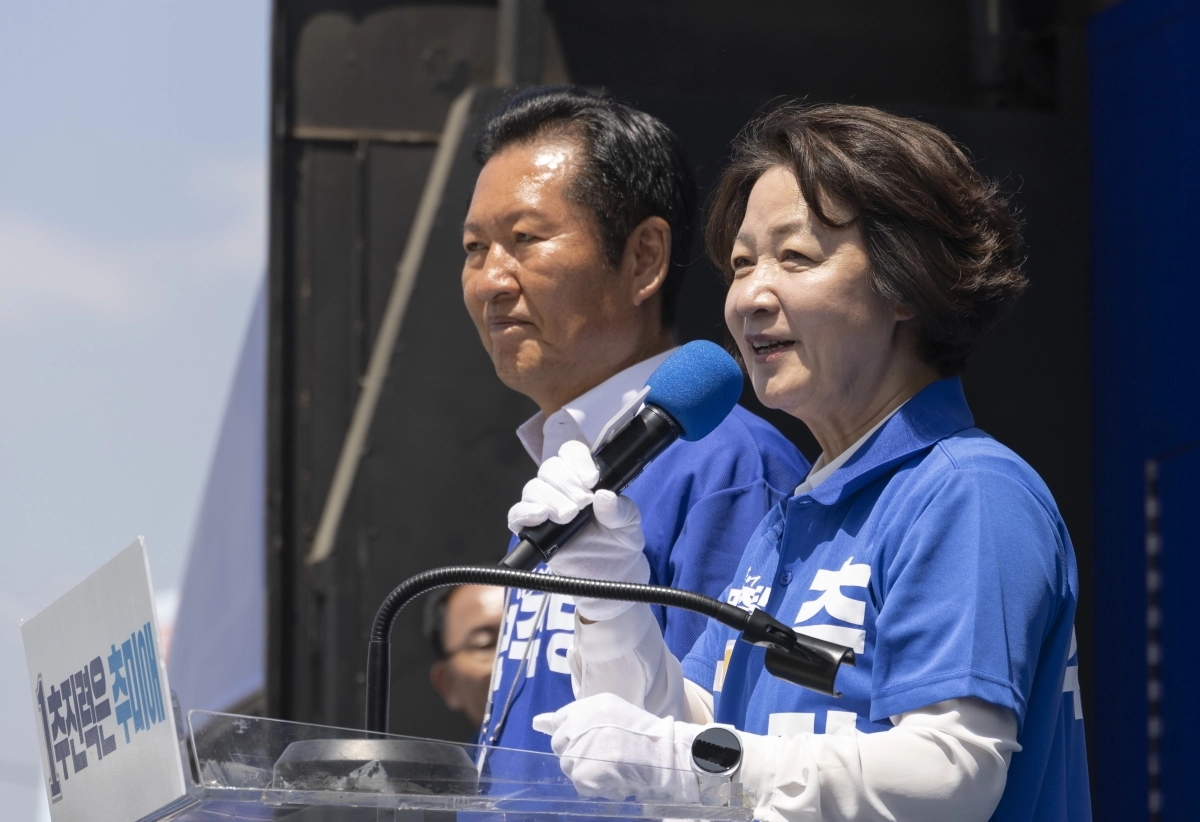더불어민주당 추미애 경기지사 후보가 지난 5월 29일 경기 성남시 중원구 모란시장 앞에서 정청래 총괄상임선대위원장이 참석한 가운데 열린 유세에서 지지를 호소하는 연설을 하고 있다.  2026.5.29. 연합뉴스