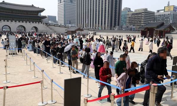 지난 3월 29일 오전 서울 종로구 경복궁이 봄나들이 나온 시민들과 외국인 관광객으로 붐비고 있다. 뉴시스