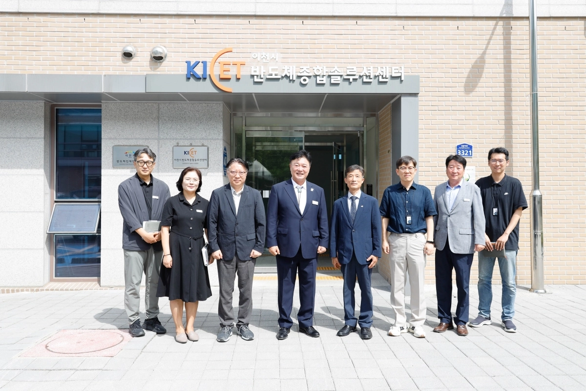성수석 이천시장이 10일 한국세라믹기술원 이천분원을 방문해 지역 반도체 산업 경쟁력 강화와 협력방안을 논의한 뒤 기술원 관계자들과 기념 촬영을 하고 있다. 이천시 제공