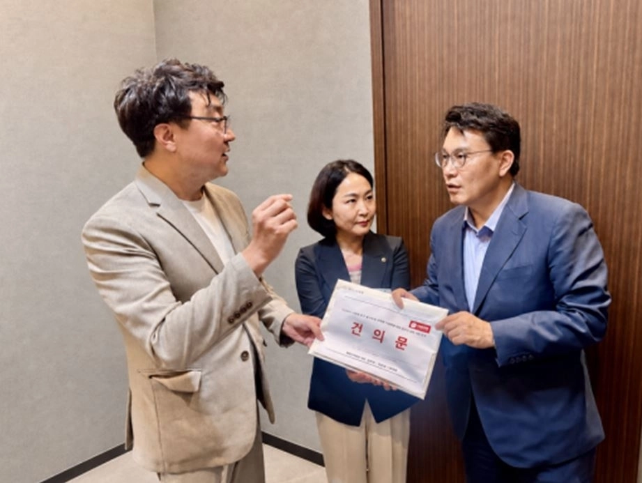 하남시의회 정경섭·이정연 의원이 지난 7일 윤상현 국회의원을 만나 뉴:홈 관련 건의문을 전달하고 있다. 하남시의회 제공