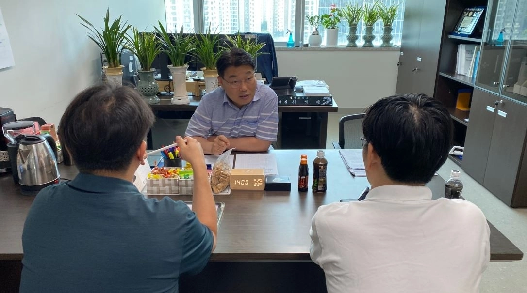 ▲ 지난 6일 경기도 버스정책과 광역버스 팀으로부터 용인시 처인구 남사읍 일대 광역버스 운행 현황에 대한 후속 보고를 받은 김성태 의원(사진=경기도의회)