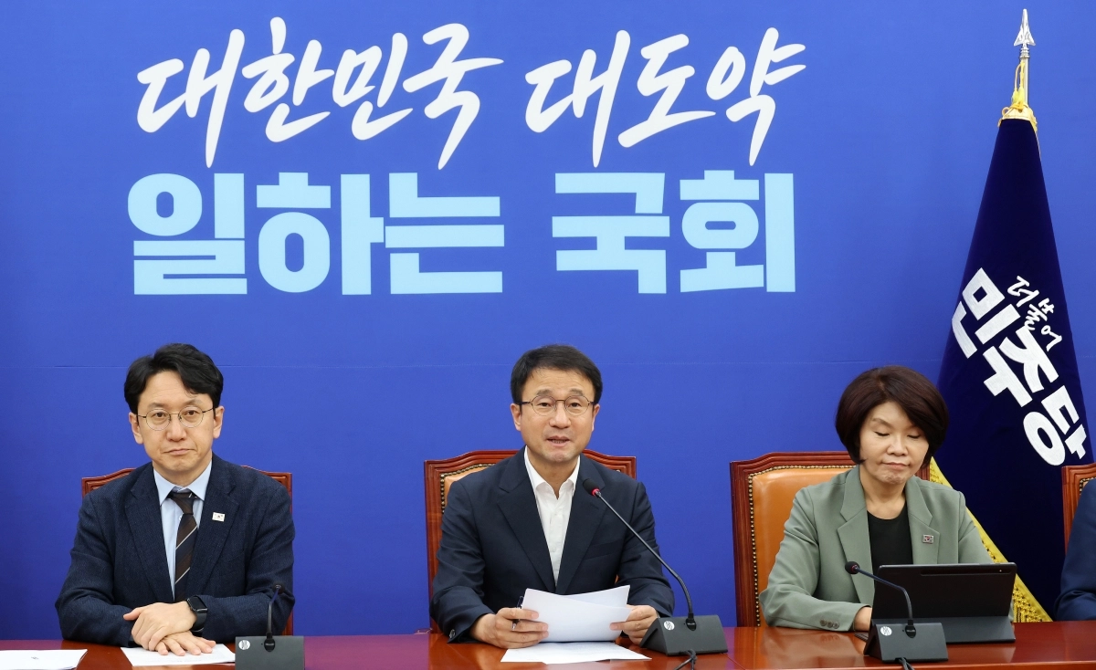 민주당 원내대책회의에서 발언하는 한병도 대표 직무대행