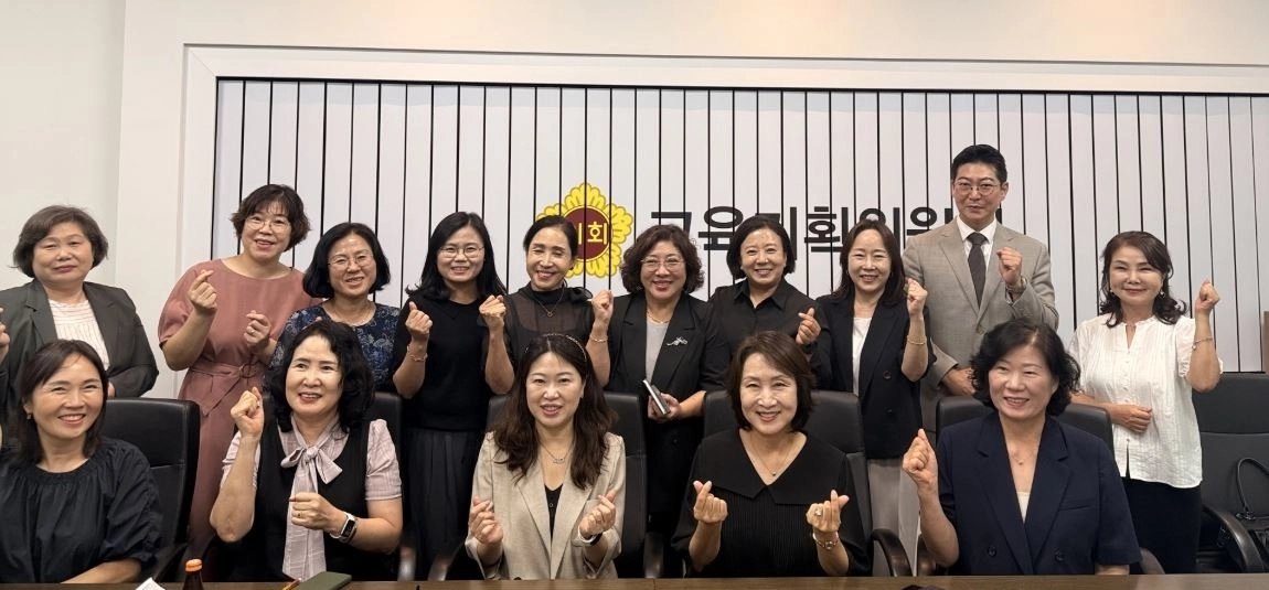 ▲ 지난 10일 도의회 상임위원회 회의실에서 유보통합 추진에 따른 보육 및 교육 정책 방향을 논의하기 위한 간담회에서 서혜진 의원을 비롯한 참석자들이 기념촬영을 하고 있다. (사진-=경기도의회)