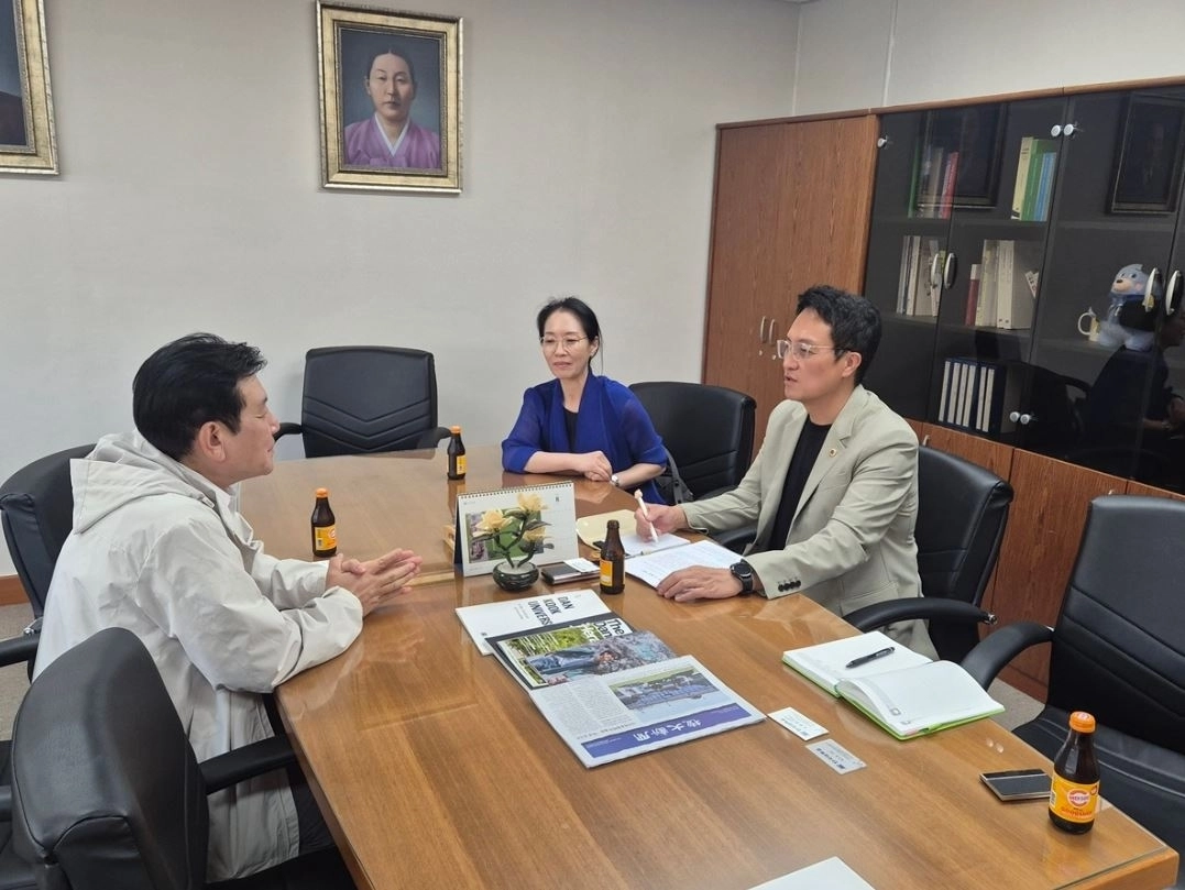 ▲ 지난 10일 단국대학교 연구산학부총장실에서 ‘경기도 공연예술 기술교육 활성화 및 지원’을 주제로 정담회를 갖은 채명신 의원(사진=경기도의회)