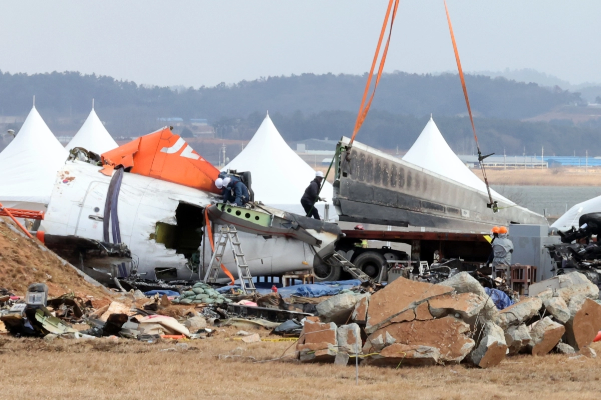 12·29 여객기 참사 현장에서 항공철도사고조사위원회 관계자들이 기체 잔해를 수습하고 있다. 연합뉴스