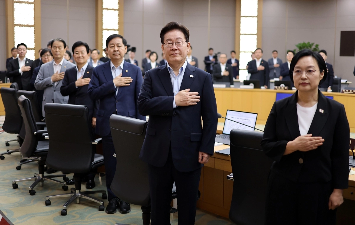 국민의례 하는 이재명 대통령