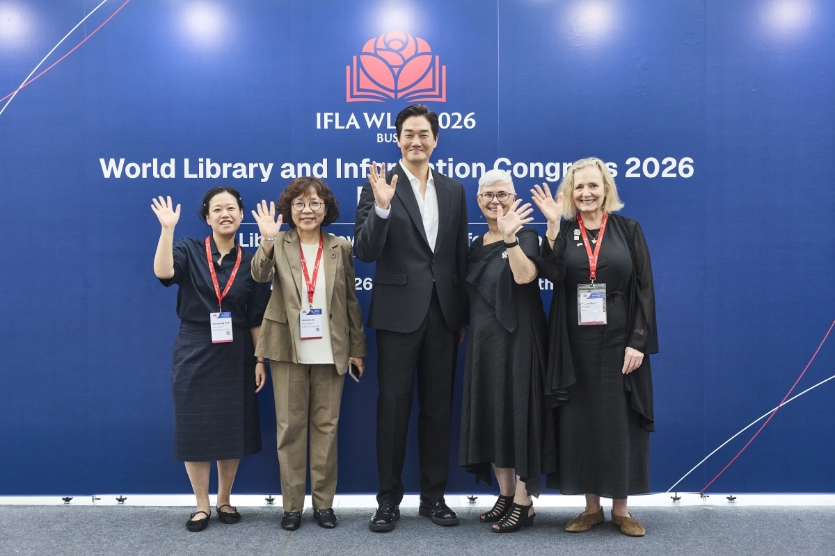 ▲2026 부산 세계도서관정보대회(WLIC) 홍보대사인 배우 유지태가 주요 내빈들과 포토월에서 기념촬영을 하고 있다. (사진제공=2026 부산 WLIC 국가위원회)