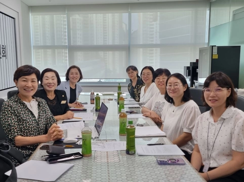 ▲ 지난 10일 경기도의회 여성가족평생교육위원회 회의실에서 경기여성네트워크와 정담회를 가진 차유미 의원(사진=경기도의회)