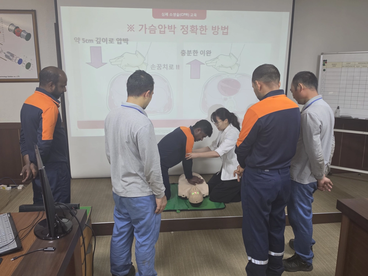 외국인 근로자들이 심폐소생술(CPR) 실습을 하고 있다.